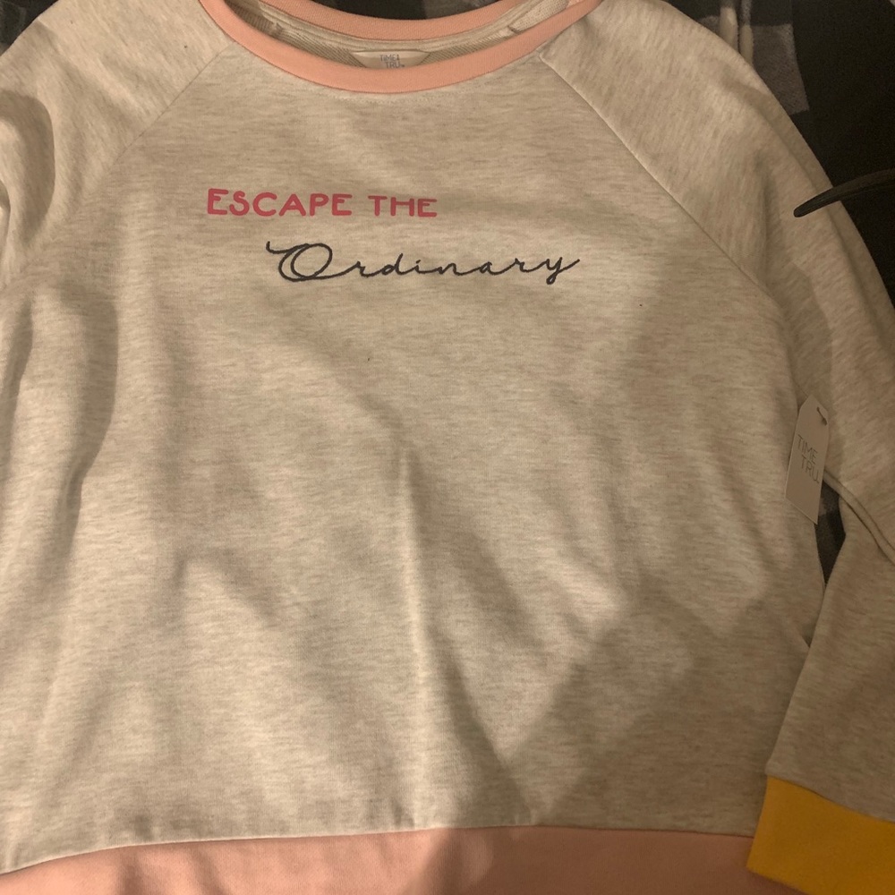 Long sleeve “Escape the ordinary”